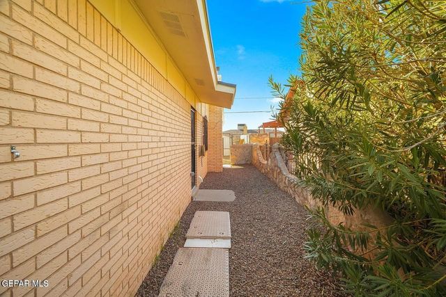 10182 Bon Aire Drive, El Paso, TX 79924