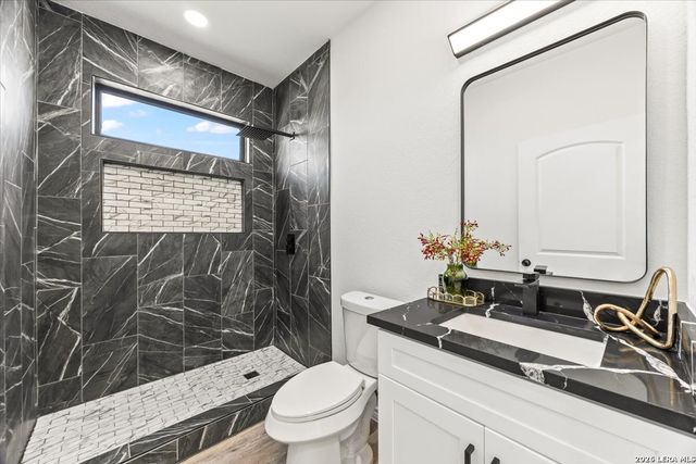 971 County Road 5715, Natalia, TX 78059