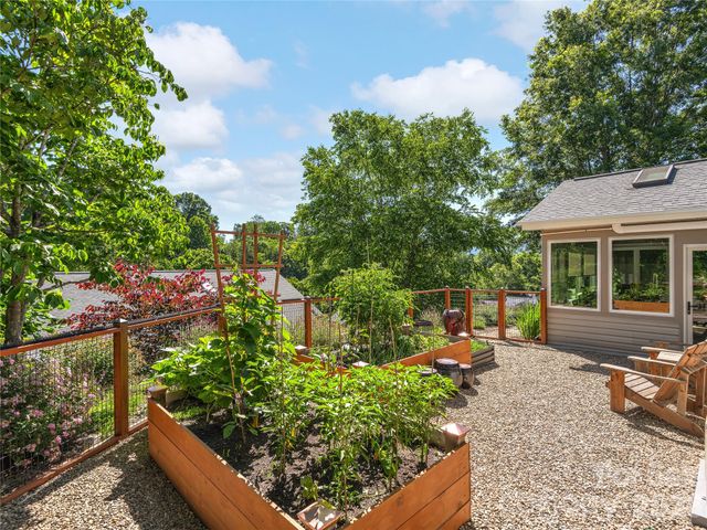 16 Stonebridge Drive, Asheville, NC 28805