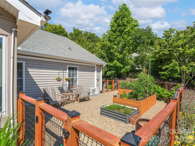 16 Stonebridge Drive, Asheville, NC 28805