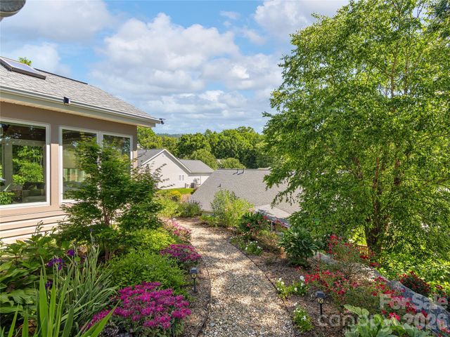 16 Stonebridge Drive, Asheville, NC 28805