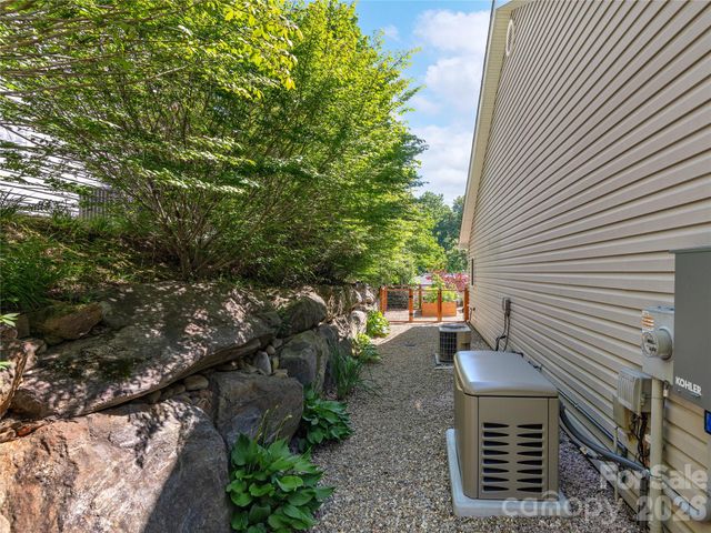 16 Stonebridge Drive, Asheville, NC 28805