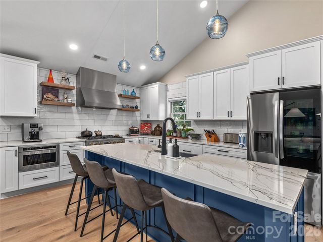 16 Stonebridge Drive, Asheville, NC 28805