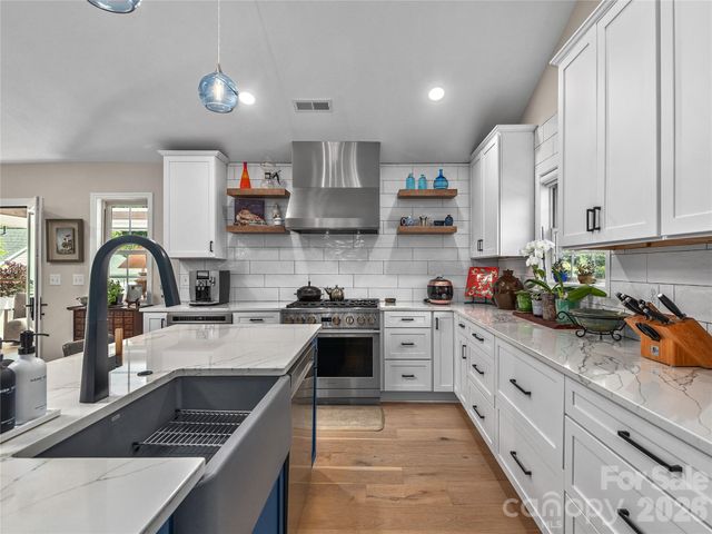16 Stonebridge Drive, Asheville, NC 28805