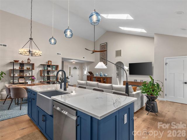16 Stonebridge Drive, Asheville, NC 28805