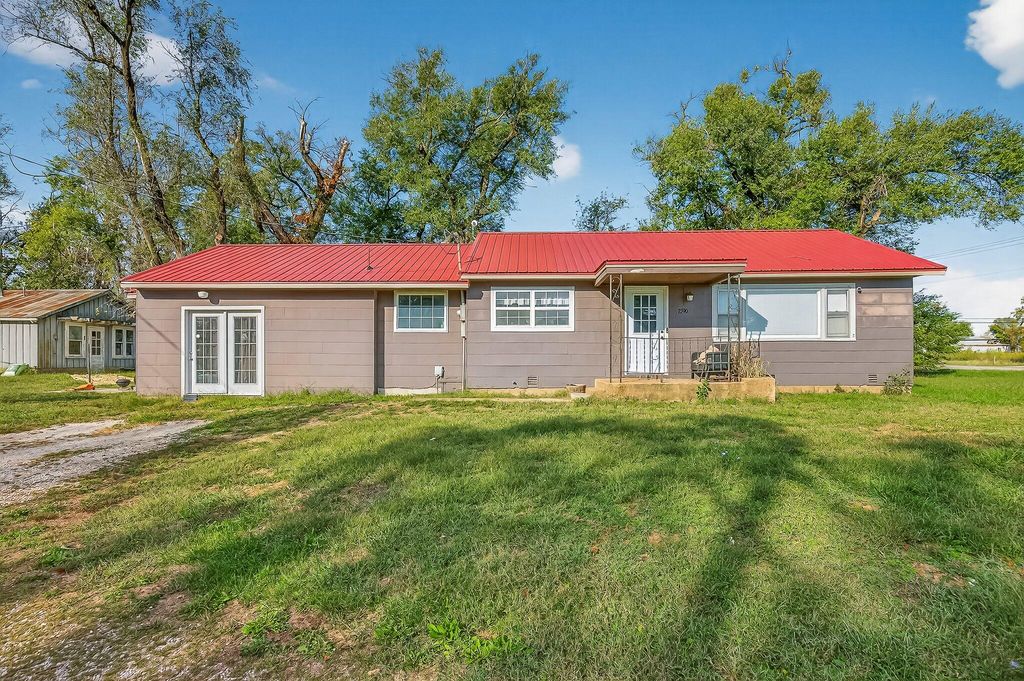 2590 W Broadway Street, Bolivar, MO 65613