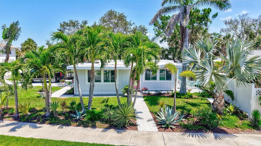 Image 2 of property listing at 643 CALLE DEL OTONO, Sarasota, FL 34242