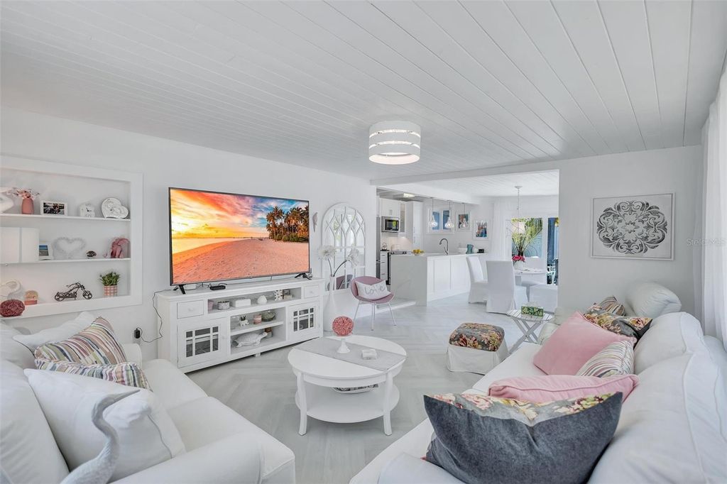 Image 11 of property listing at 643 CALLE DEL OTONO, Sarasota, FL 34242