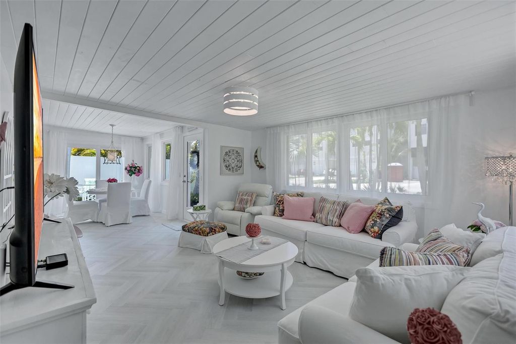 Image 12 of property listing at 643 CALLE DEL OTONO, Sarasota, FL 34242