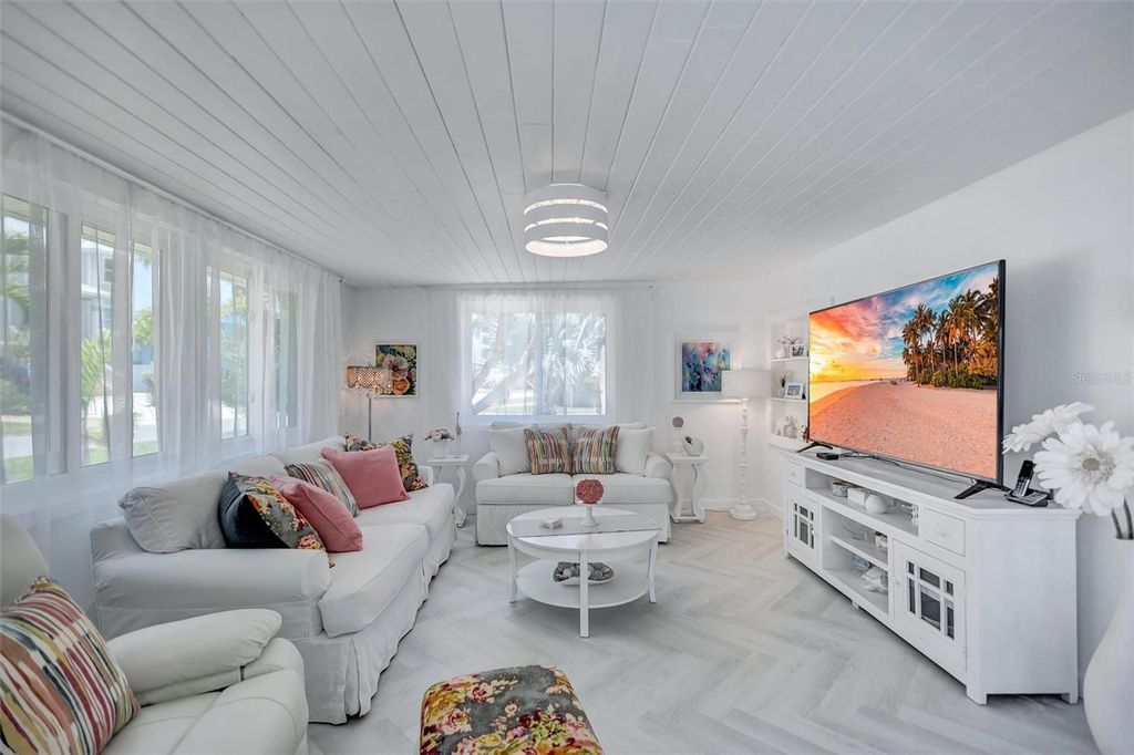 Image 13 of property listing at 643 CALLE DEL OTONO, Sarasota, FL 34242