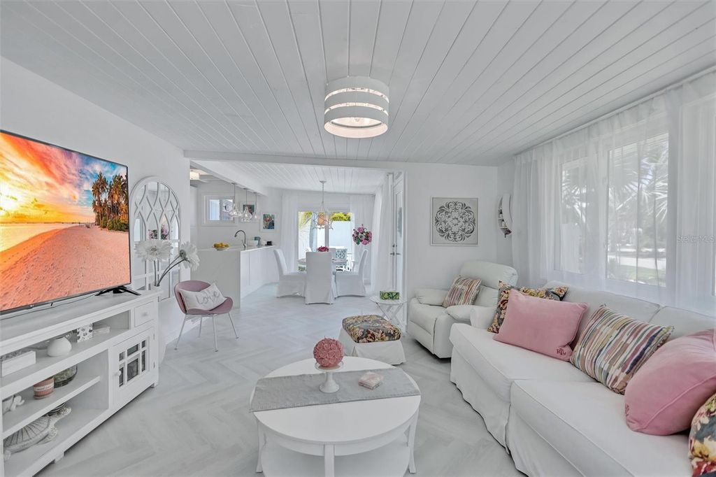Image 14 of property listing at 643 CALLE DEL OTONO, Sarasota, FL 34242