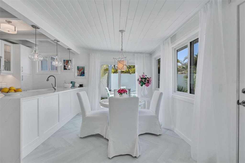 Image 15 of property listing at 643 CALLE DEL OTONO, Sarasota, FL 34242