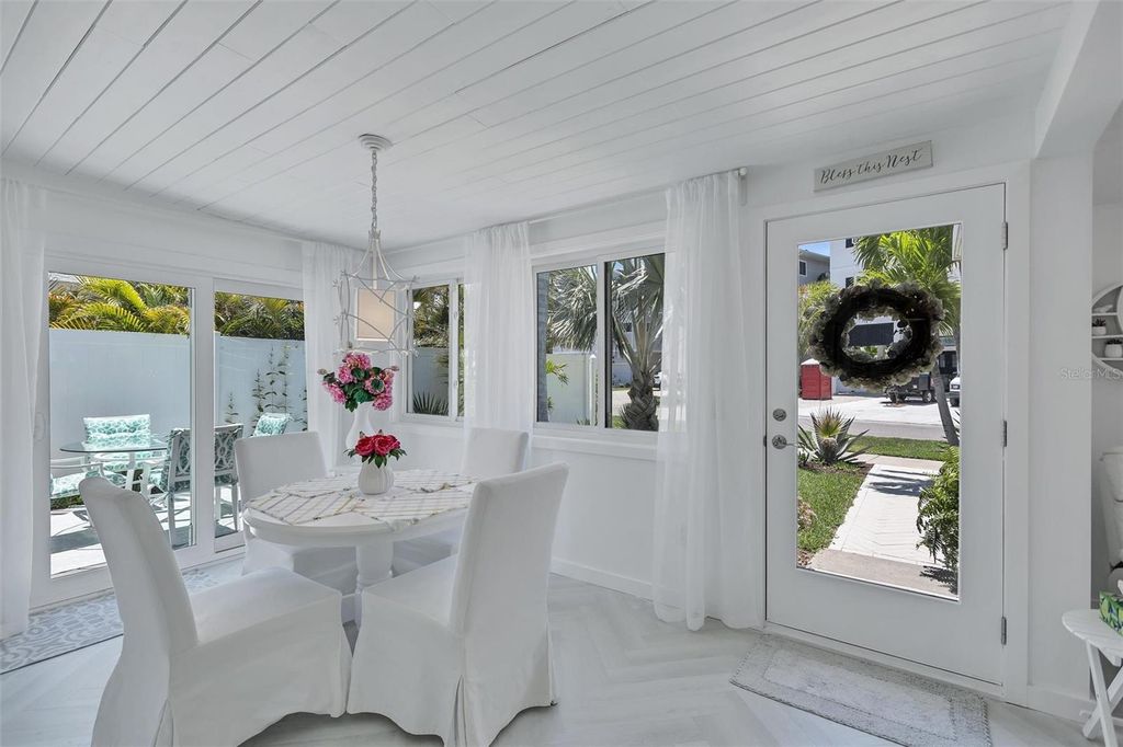 Image 16 of property listing at 643 CALLE DEL OTONO, Sarasota, FL 34242