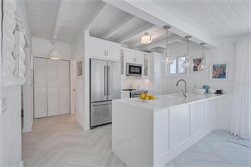 Image 19 of property listing at 643 CALLE DEL OTONO, Sarasota, FL 34242