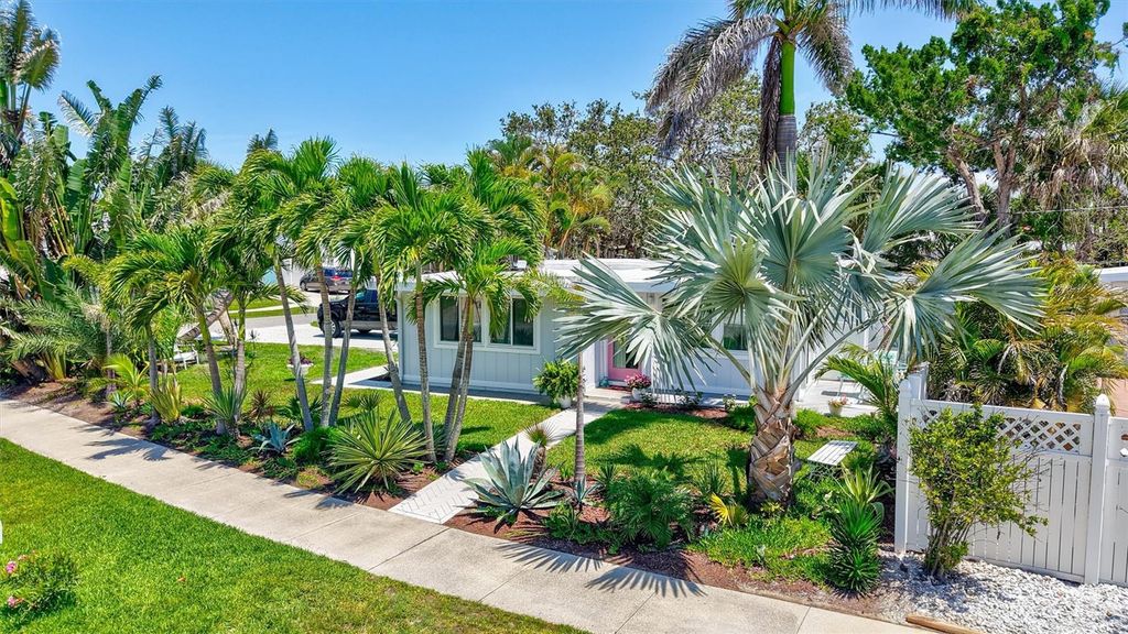 Image 3 of property listing at 643 CALLE DEL OTONO, Sarasota, FL 34242