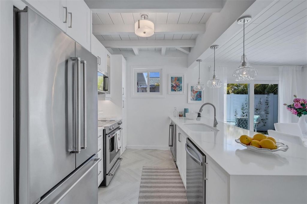 Image 21 of property listing at 643 CALLE DEL OTONO, Sarasota, FL 34242