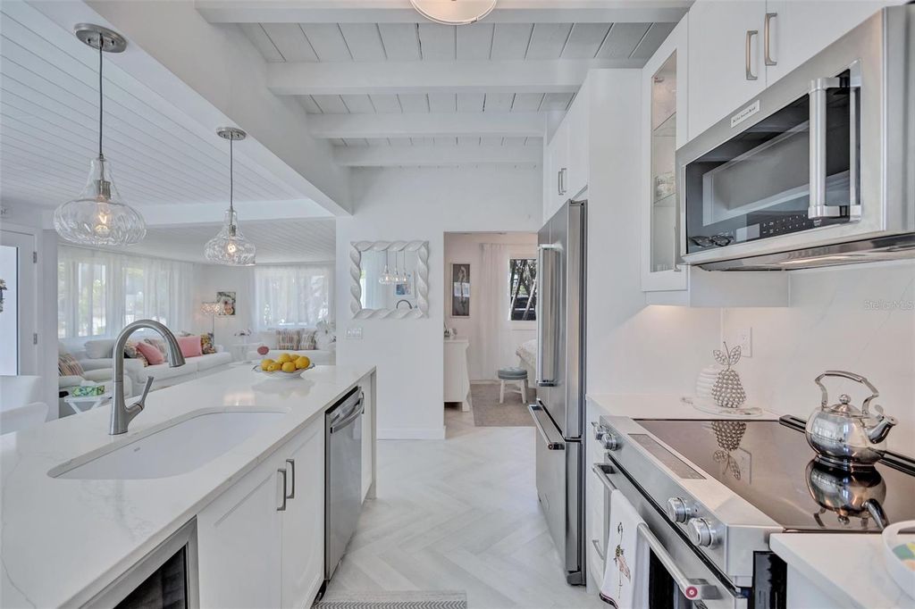 Image 22 of property listing at 643 CALLE DEL OTONO, Sarasota, FL 34242