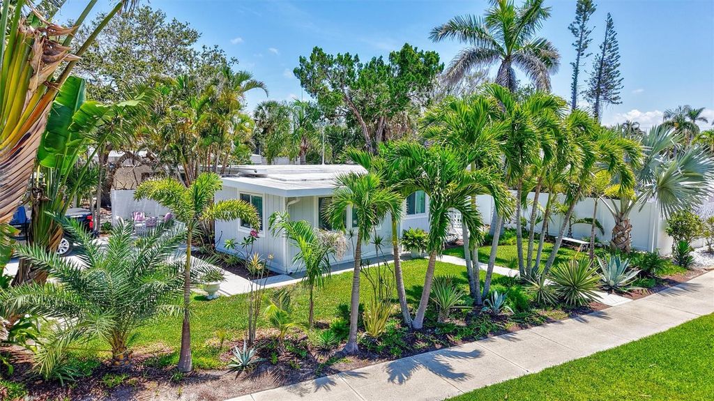 Image 4 of property listing at 643 CALLE DEL OTONO, Sarasota, FL 34242