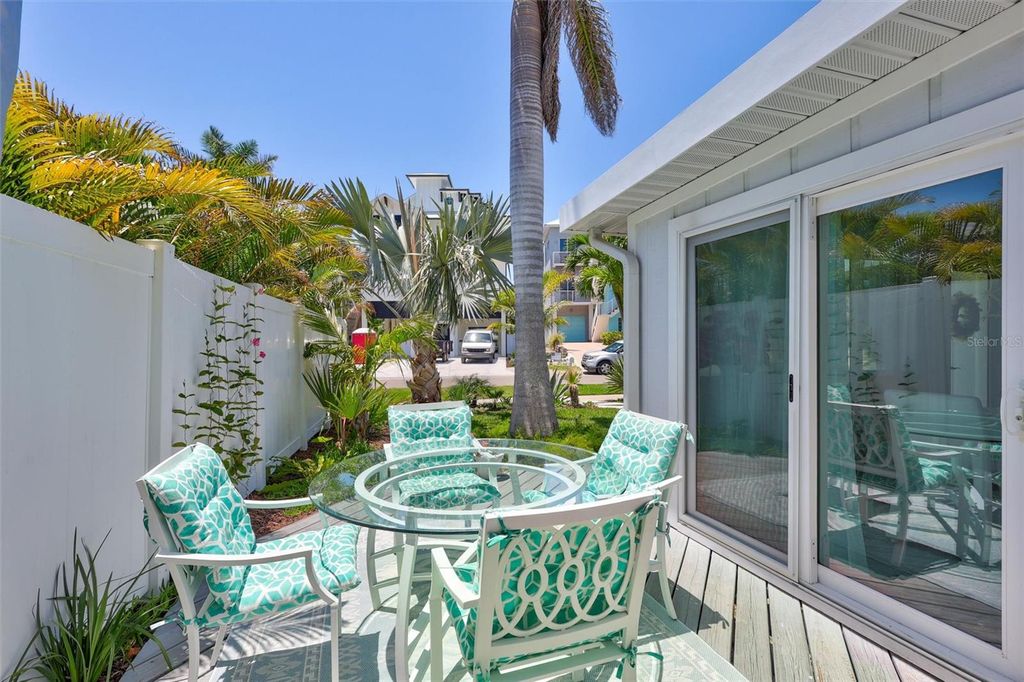 Image 36 of property listing at 643 CALLE DEL OTONO, Sarasota, FL 34242