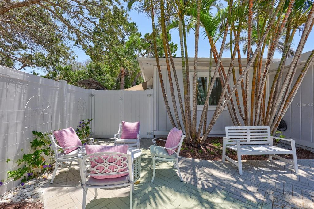 Image 37 of property listing at 643 CALLE DEL OTONO, Sarasota, FL 34242