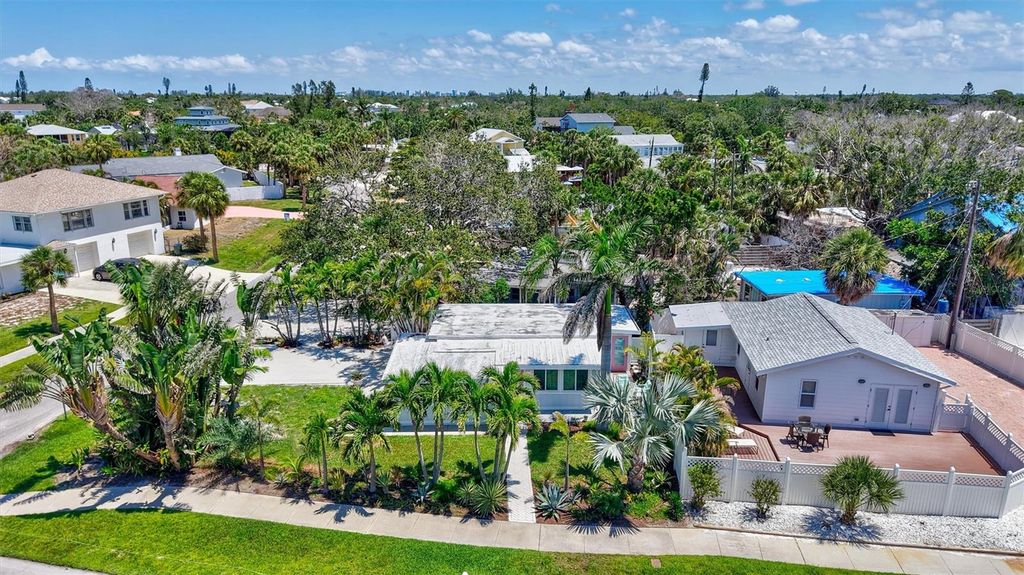 Image 38 of property listing at 643 CALLE DEL OTONO, Sarasota, FL 34242