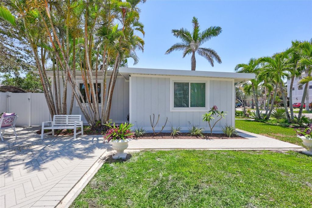 Image 5 of property listing at 643 CALLE DEL OTONO, Sarasota, FL 34242