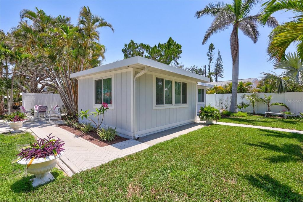 Image 6 of property listing at 643 CALLE DEL OTONO, Sarasota, FL 34242