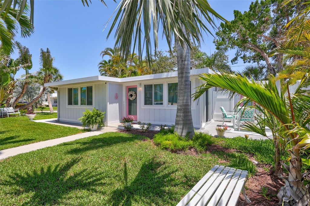 Image 7 of property listing at 643 CALLE DEL OTONO, Sarasota, FL 34242