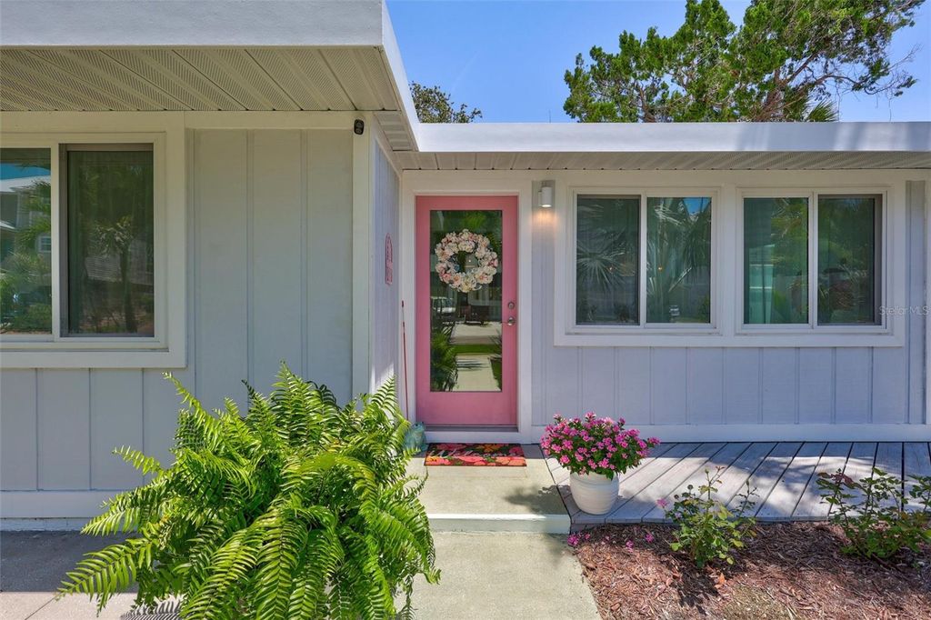 Image 8 of property listing at 643 CALLE DEL OTONO, Sarasota, FL 34242