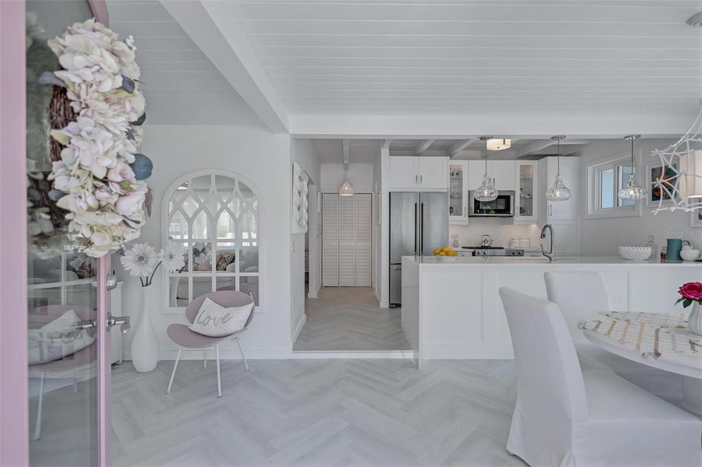 Image 9 of property listing at 643 CALLE DEL OTONO, Sarasota, FL 34242