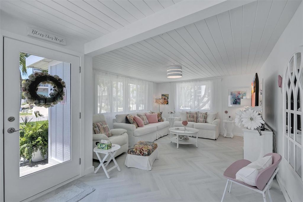 Image 10 of property listing at 643 CALLE DEL OTONO, Sarasota, FL 34242