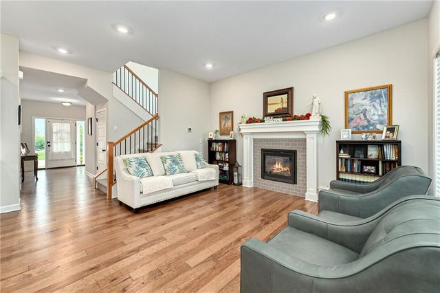 124 SE Briar Valley Lane, Blue Springs, MO 64064