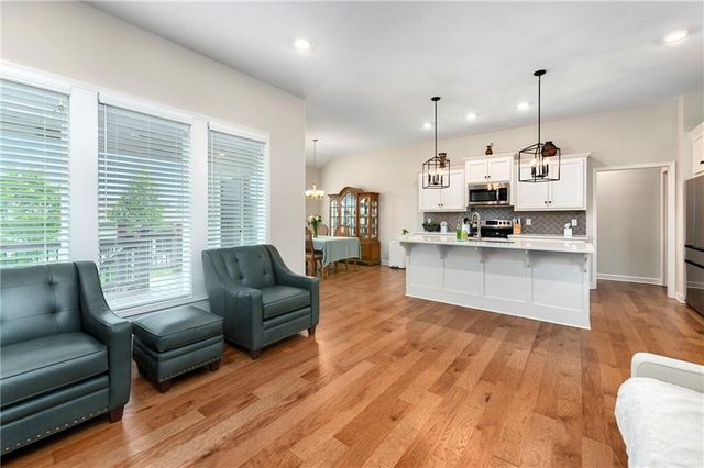 124 SE Briar Valley Lane, Blue Springs, MO 64064