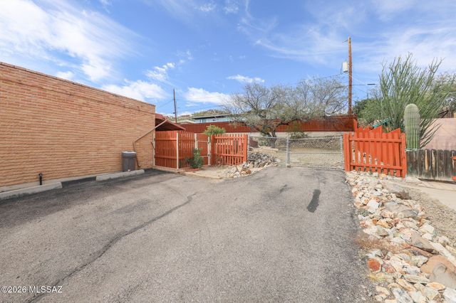 37 N Silverbell Road, Tucson, AZ 85745