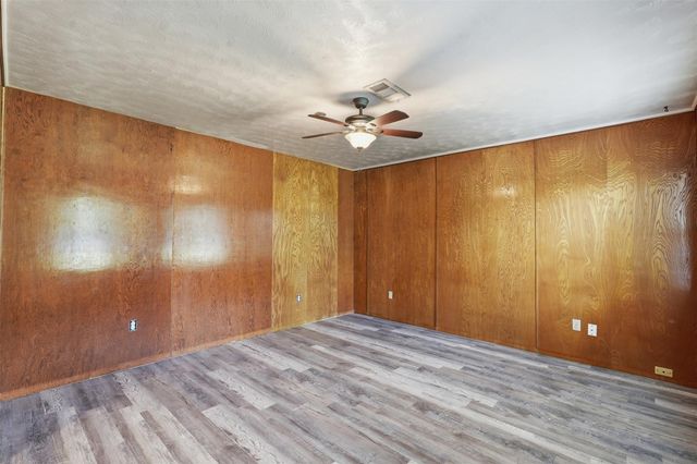 212 Jones Road, Highlands, TX 77562