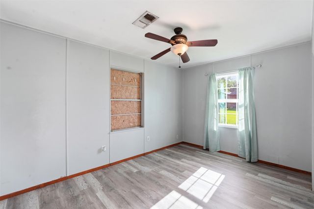 212 Jones Road, Highlands, TX 77562