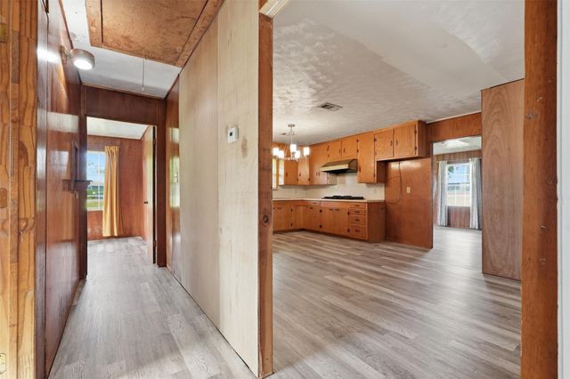 212 Jones Road, Highlands, TX 77562
