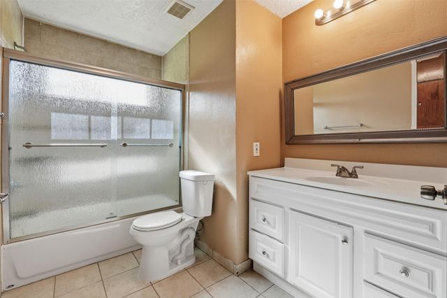 212 Jones Road, Highlands, TX 77562