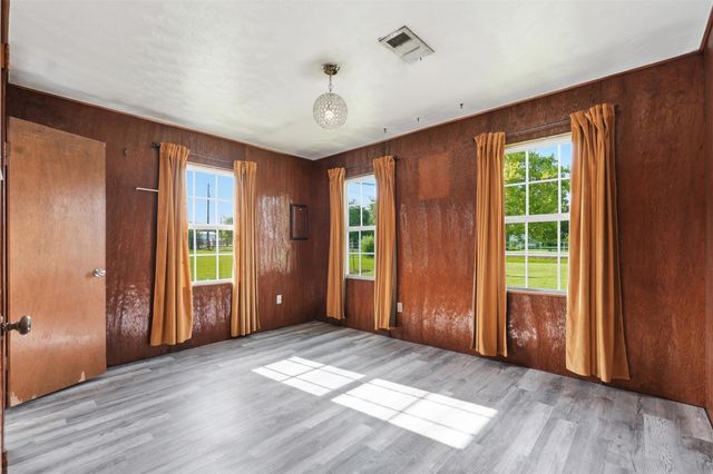 212 Jones Road, Highlands, TX 77562