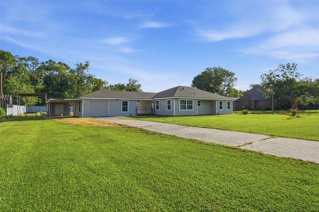 212 Jones Road, Highlands, TX 77562