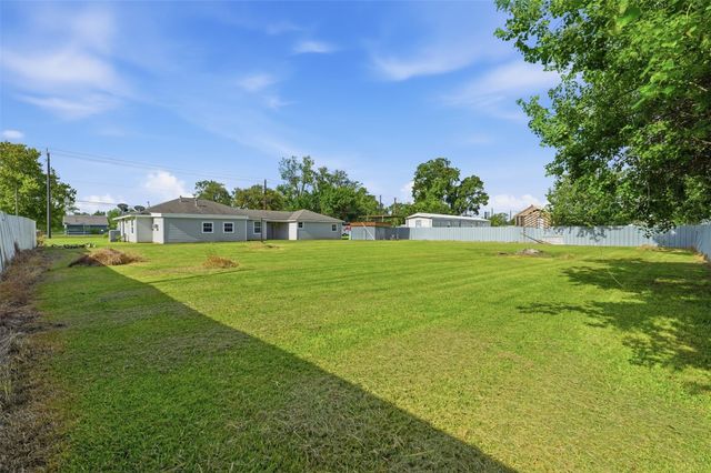 212 Jones Road, Highlands, TX 77562