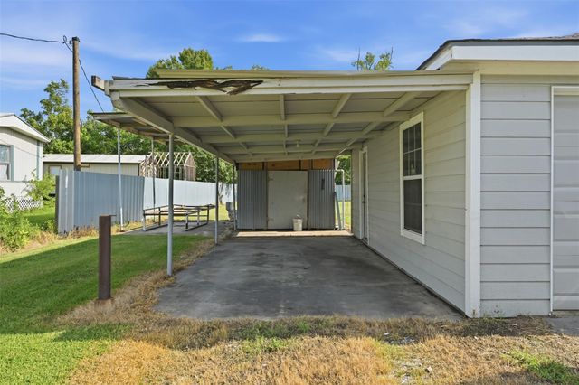 212 Jones Road, Highlands, TX 77562