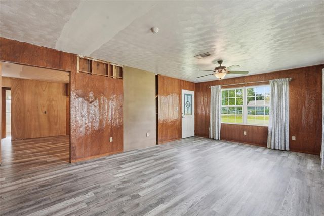 212 Jones Road, Highlands, TX 77562