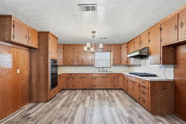 212 Jones Road, Highlands, TX 77562