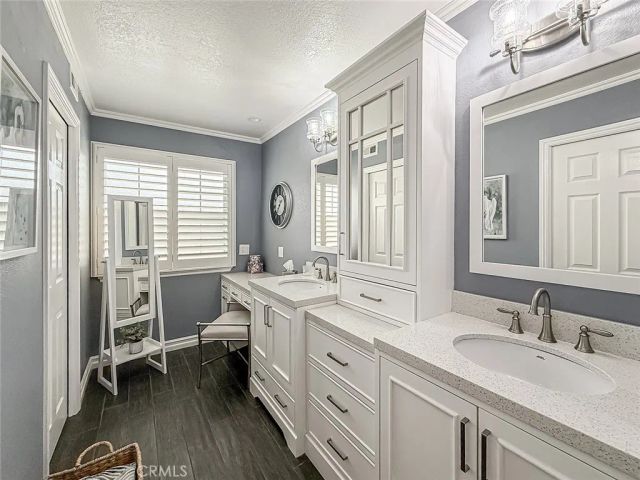 984 Oakmont Court, Simi Valley, CA 93065