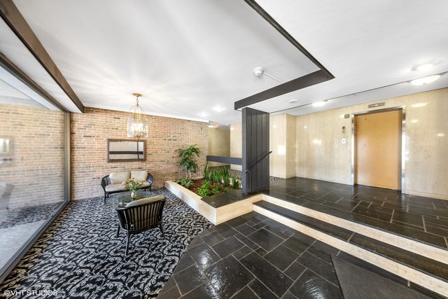 300 Claymoor Road 2E, Hinsdale, IL 60521