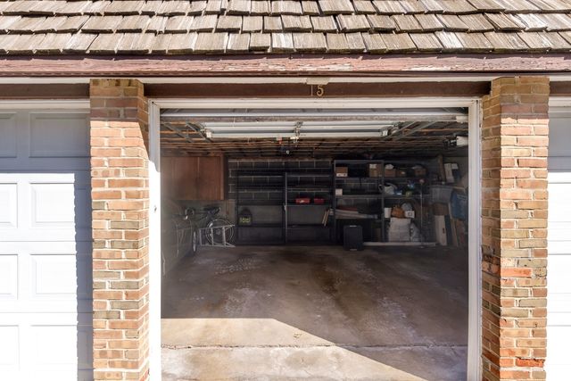 300 Claymoor Road 2E, Hinsdale, IL 60521
