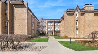 300 Claymoor Road 2E, Hinsdale, IL 60521