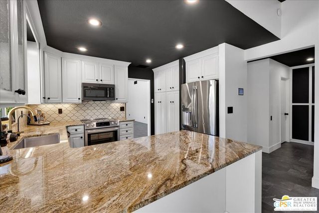 3190 E Loma Vista Circle, Palm Springs, CA 92264
