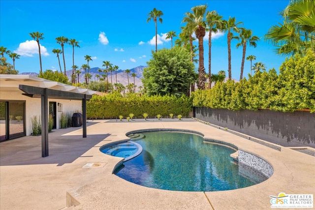 3190 E Loma Vista Circle, Palm Springs, CA 92264